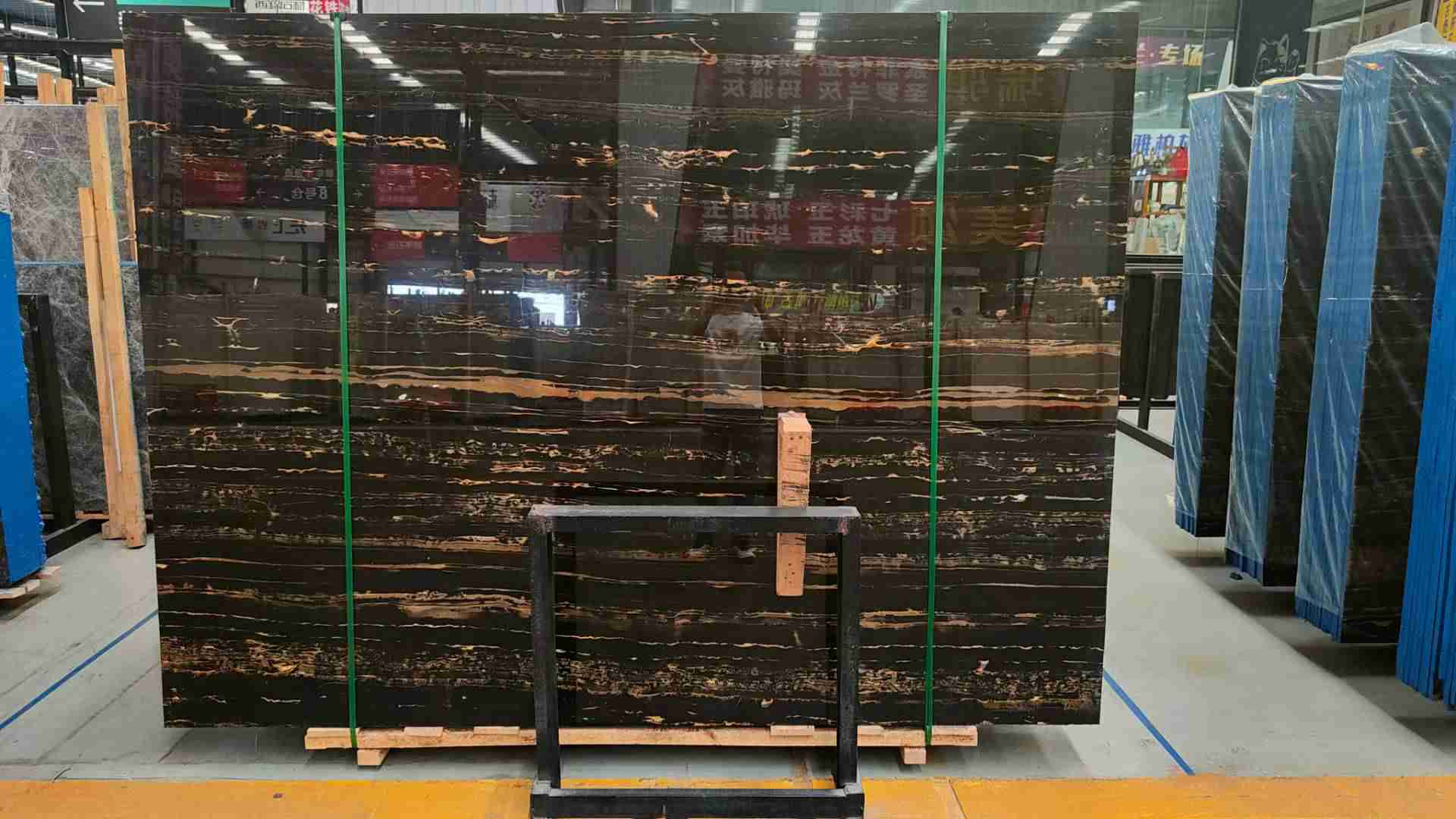 Полированная поверхность черной мраморной плиты Portoro для кухонного острова 1