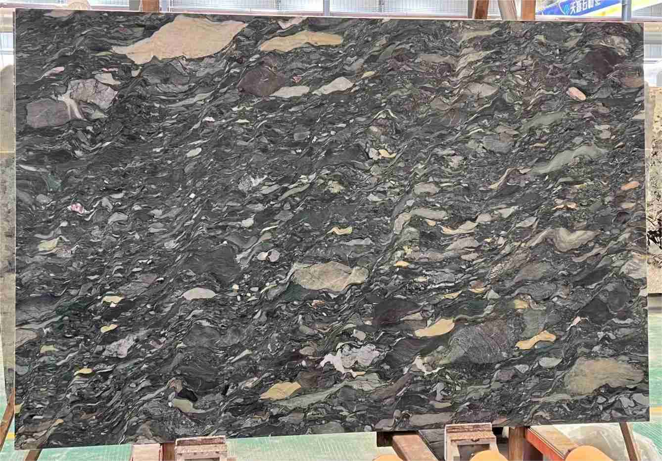 Dalle de granit quatre saisons pour dosseret de salle à manger 1