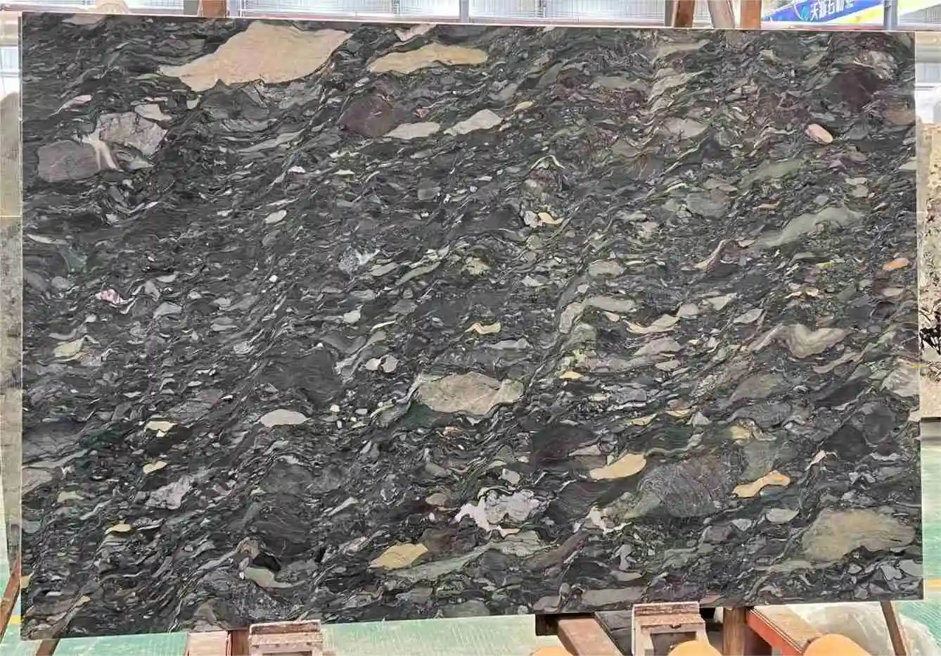 Four Seasons Granitplatte für die Rückwand im Esszimmer 1