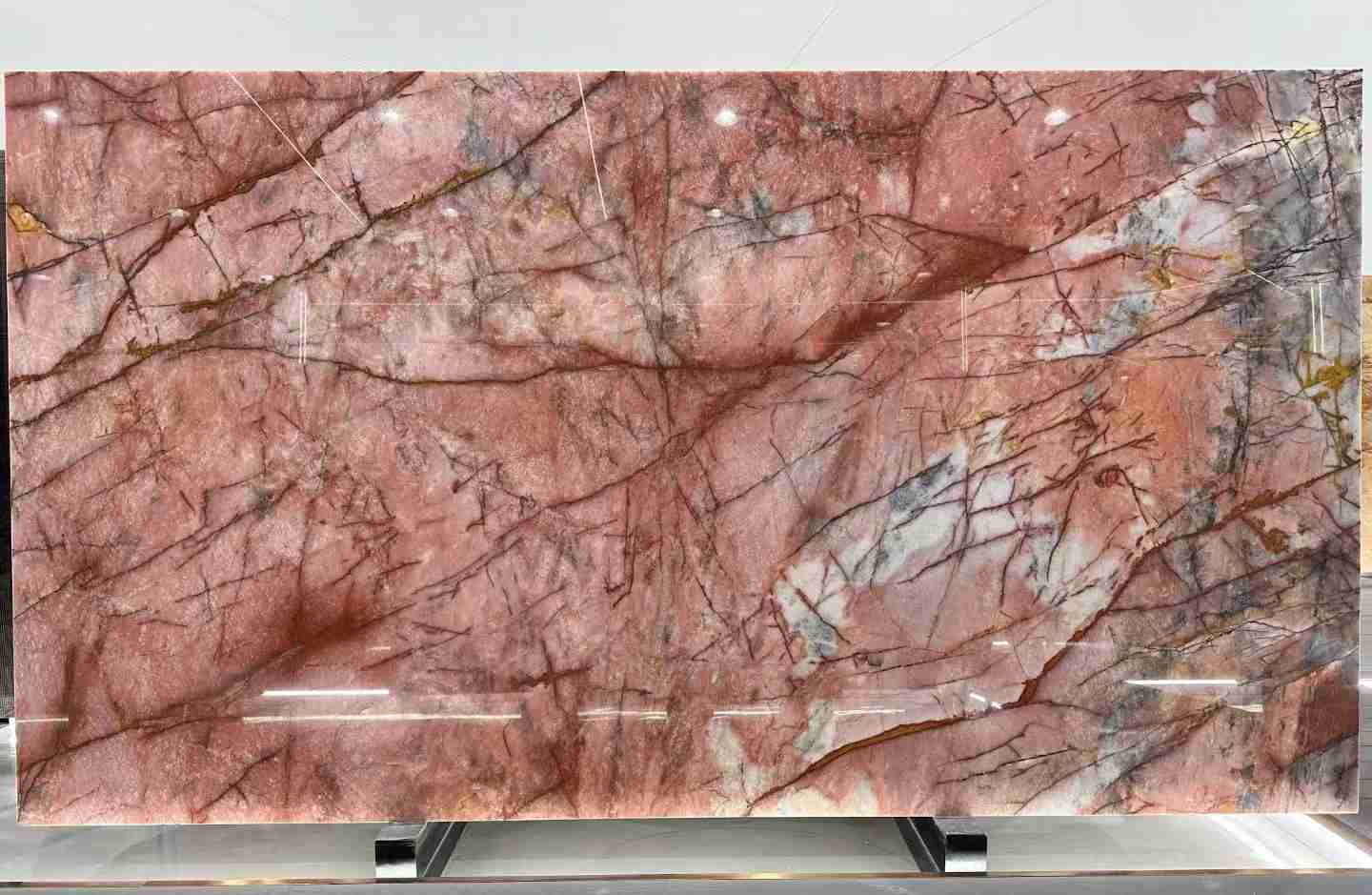 壁タイル用のコスモポリタンな赤い珪岩結晶スラブ 2