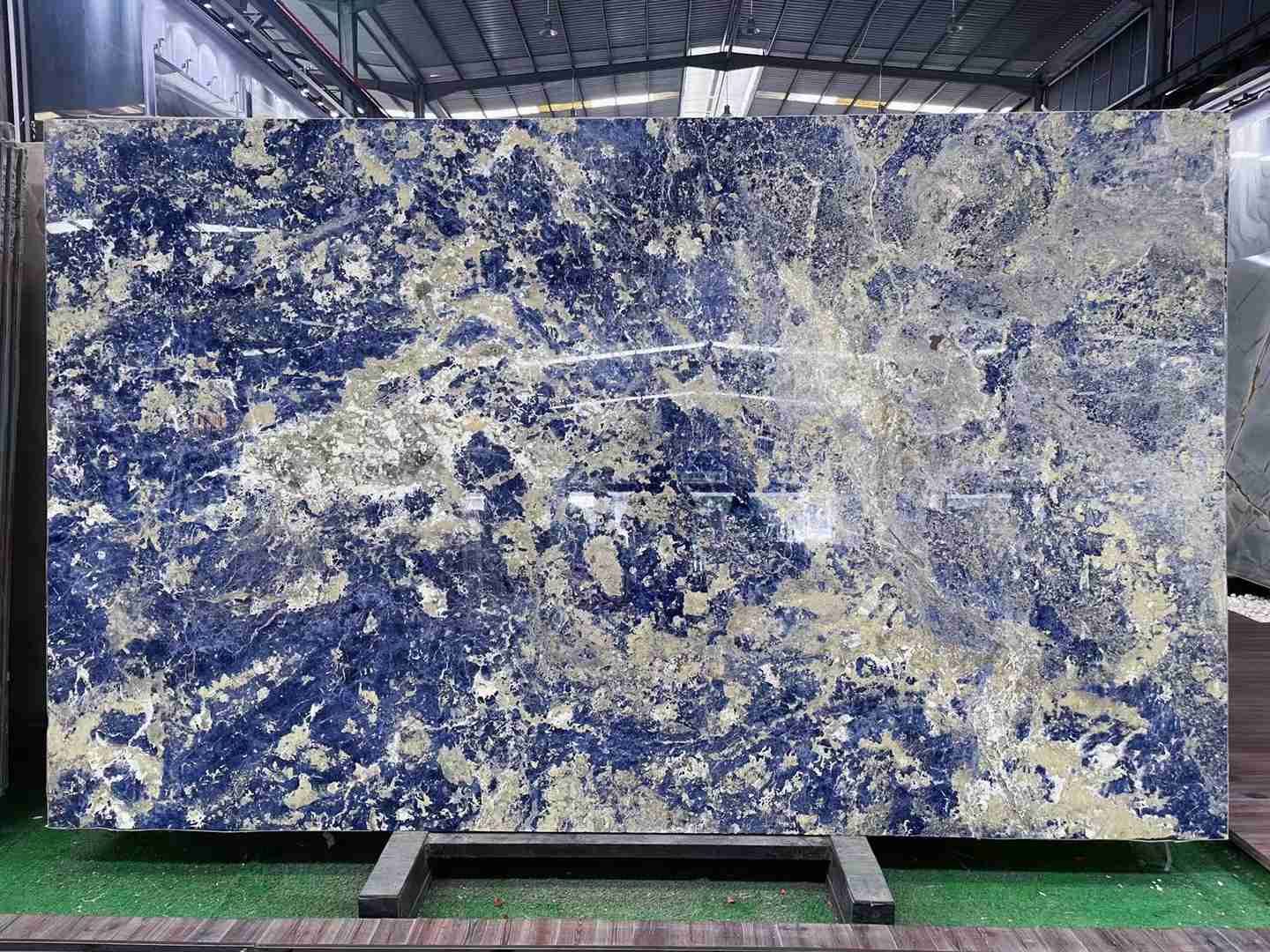 Dalle de marbre bleu royal sodalite pour îlot de cuisine 5