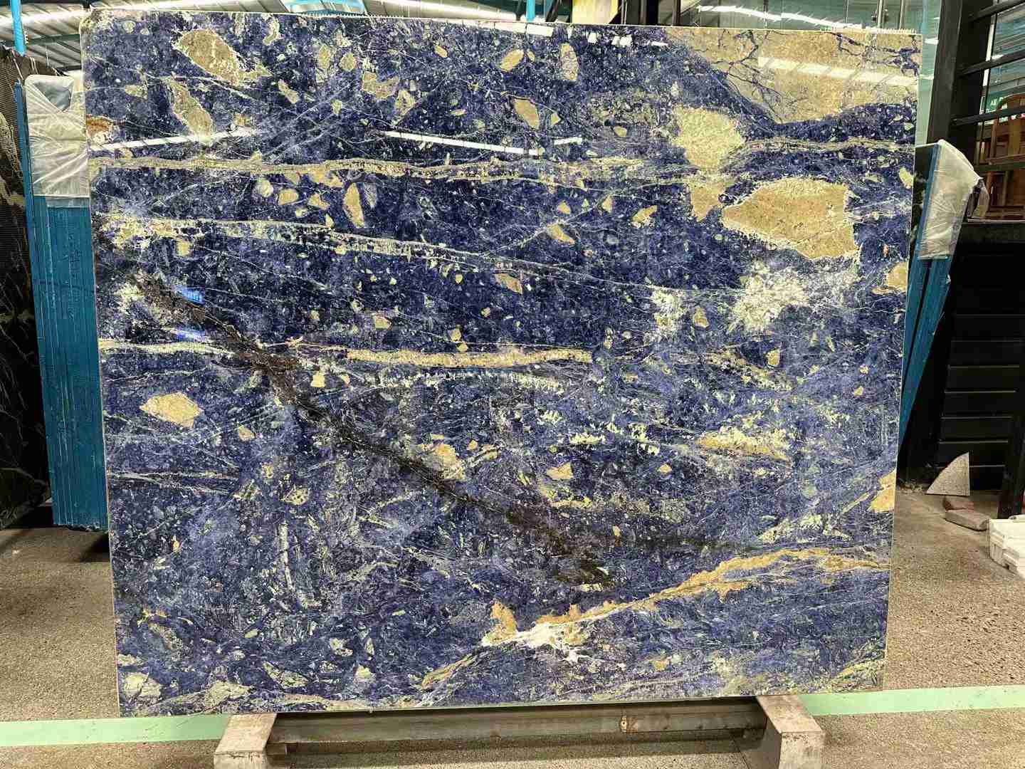Dalle de marbre bleu royal sodalite pour îlot de cuisine 4