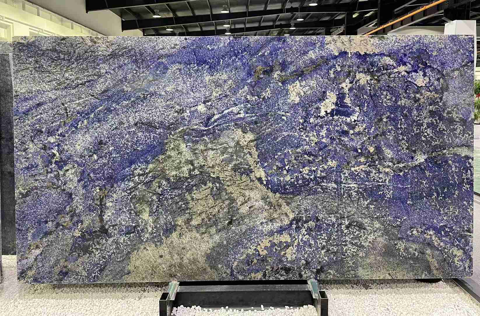 Lastra in quarzite blu Azul Bahia per isola cucina 5