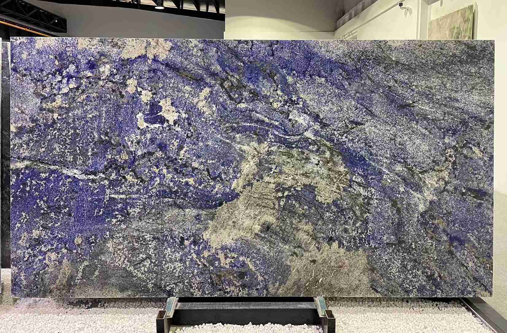 Lastra in quarzite blu Azul Bahia per isola cucina 4