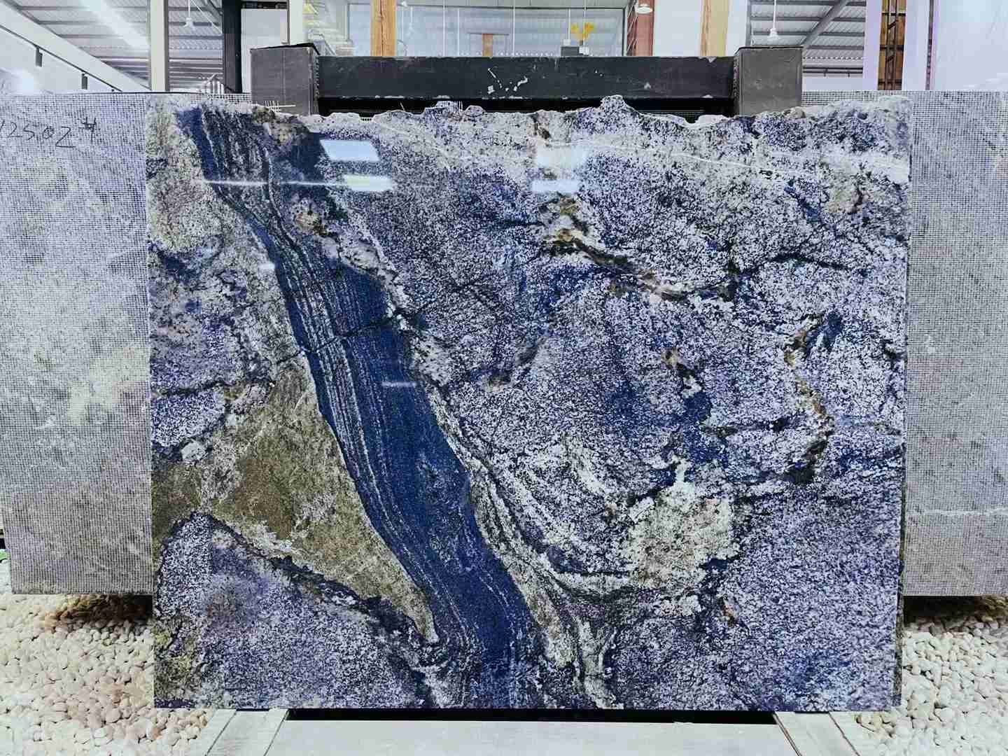 Lastra in quarzite blu Azul Bahia per isola cucina 3
