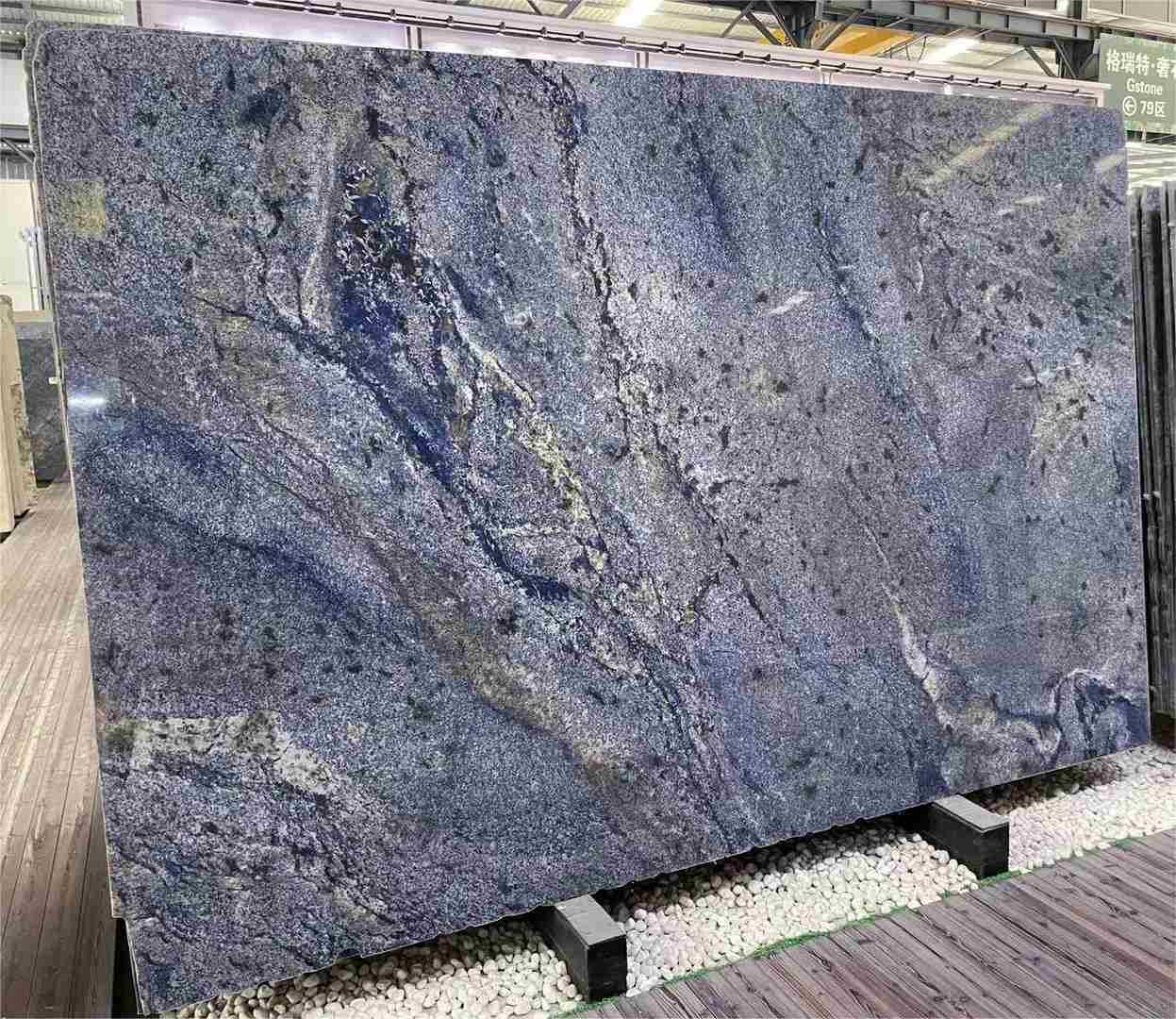 Lastra in quarzite blu Azul Bahia per isola cucina 2