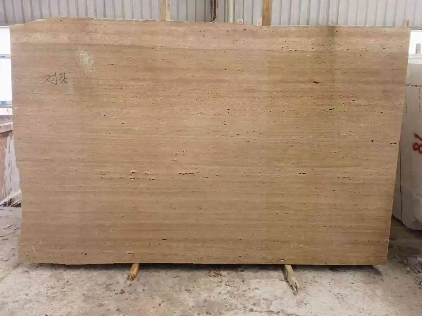 Lastra tagliata con venature della lastra di travertino beige della Turchia per piastrelle per esterni 1