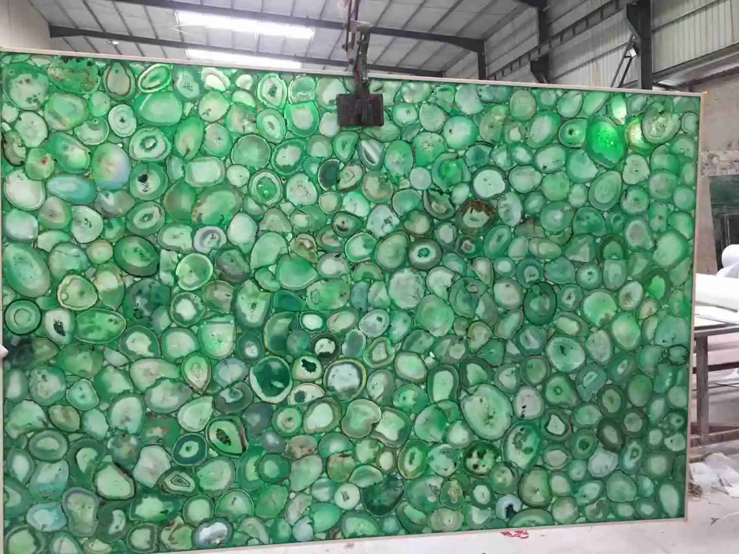 Achatgrüne Halbedelsteinplatte 5 mm + 15 mm natürliche Jade mit hinterleuchteten Glasbodenfliesen mit LED-Panels 1