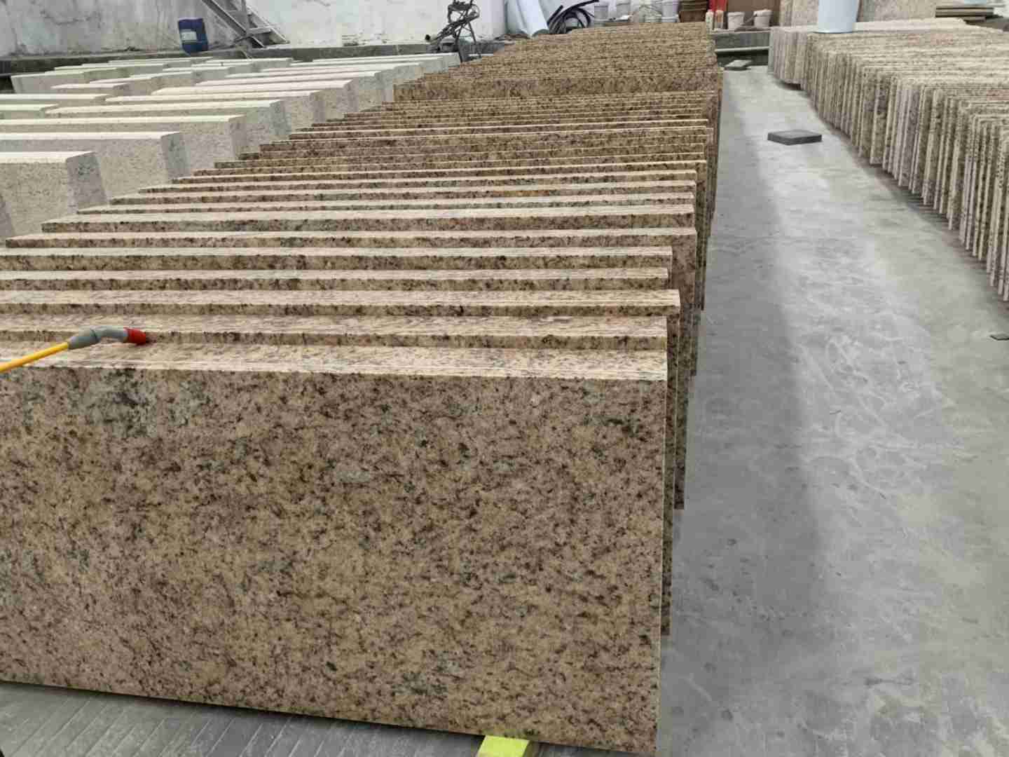 Dalle de granit plantain doré pour carreaux de cour 3