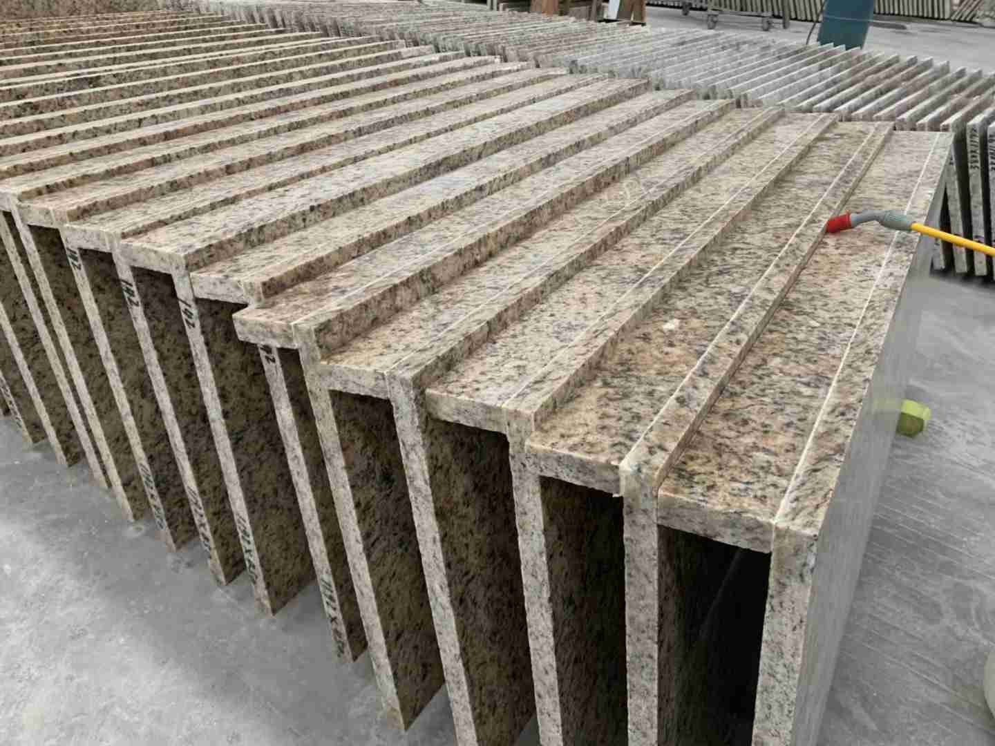 Dalle de granit plantain doré pour carreaux de cour 2