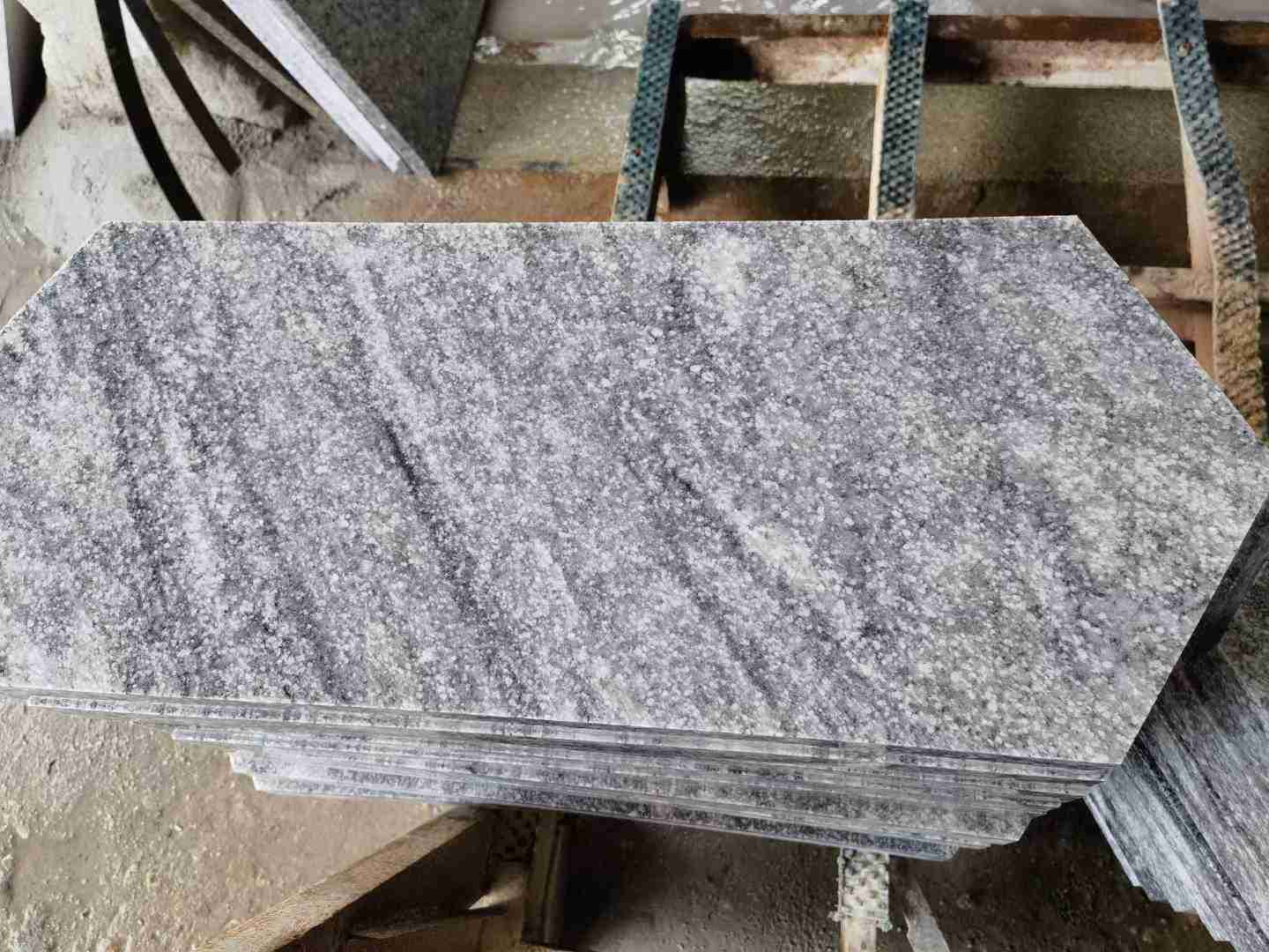 Dalle de granit blanc Viscont pour carrelage mural 1