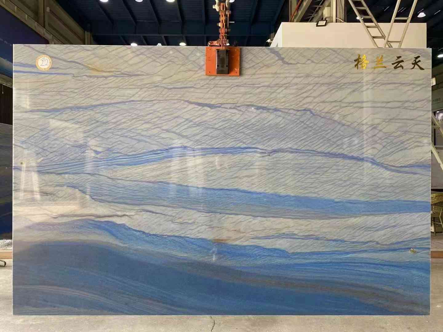 Кварцитовая плита Azul Macaubas для острова в столовой 4