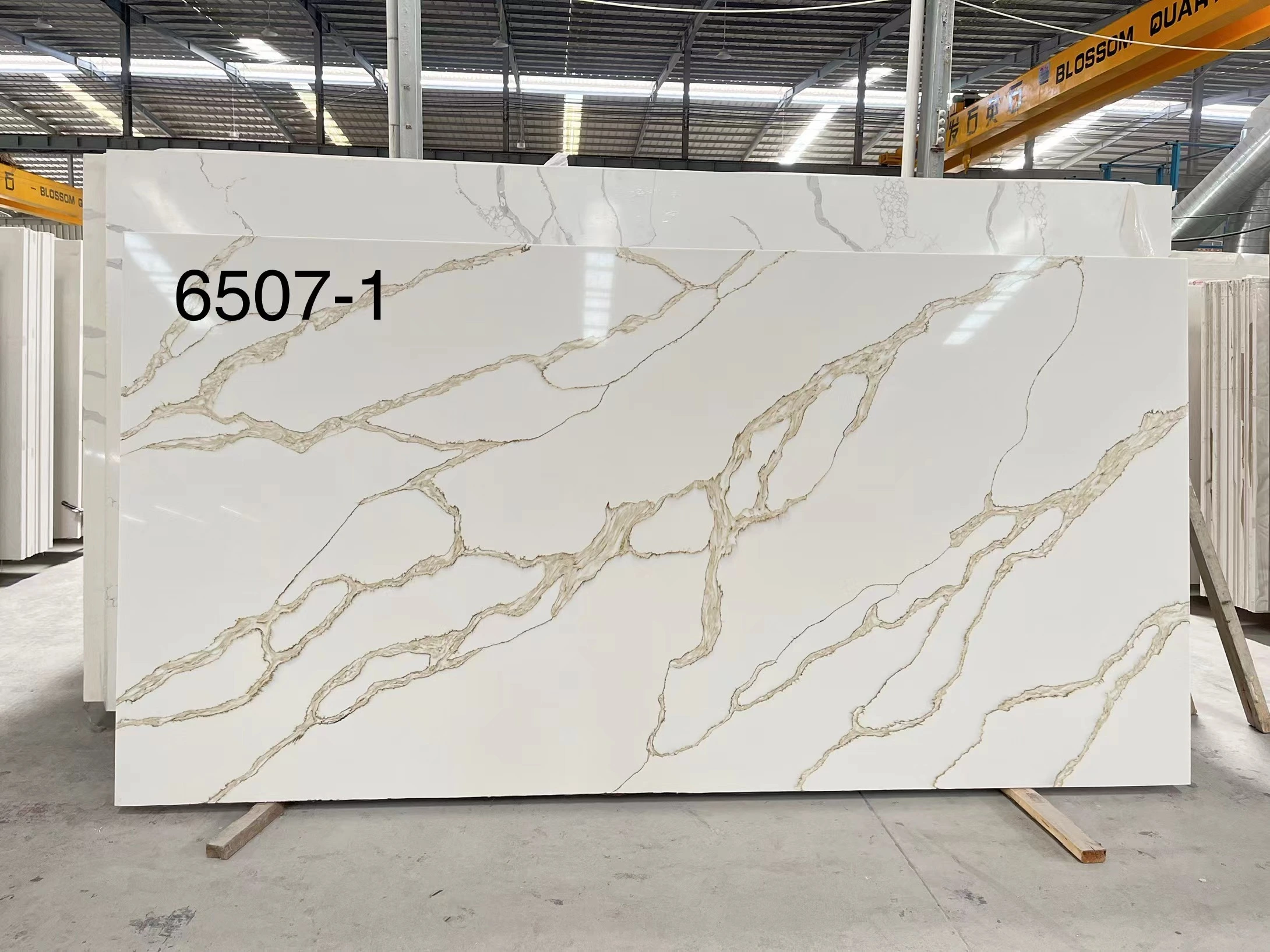 Pierre artificielle de dalles de quartz d'or de 6507 Calacatta pour le buffet 1