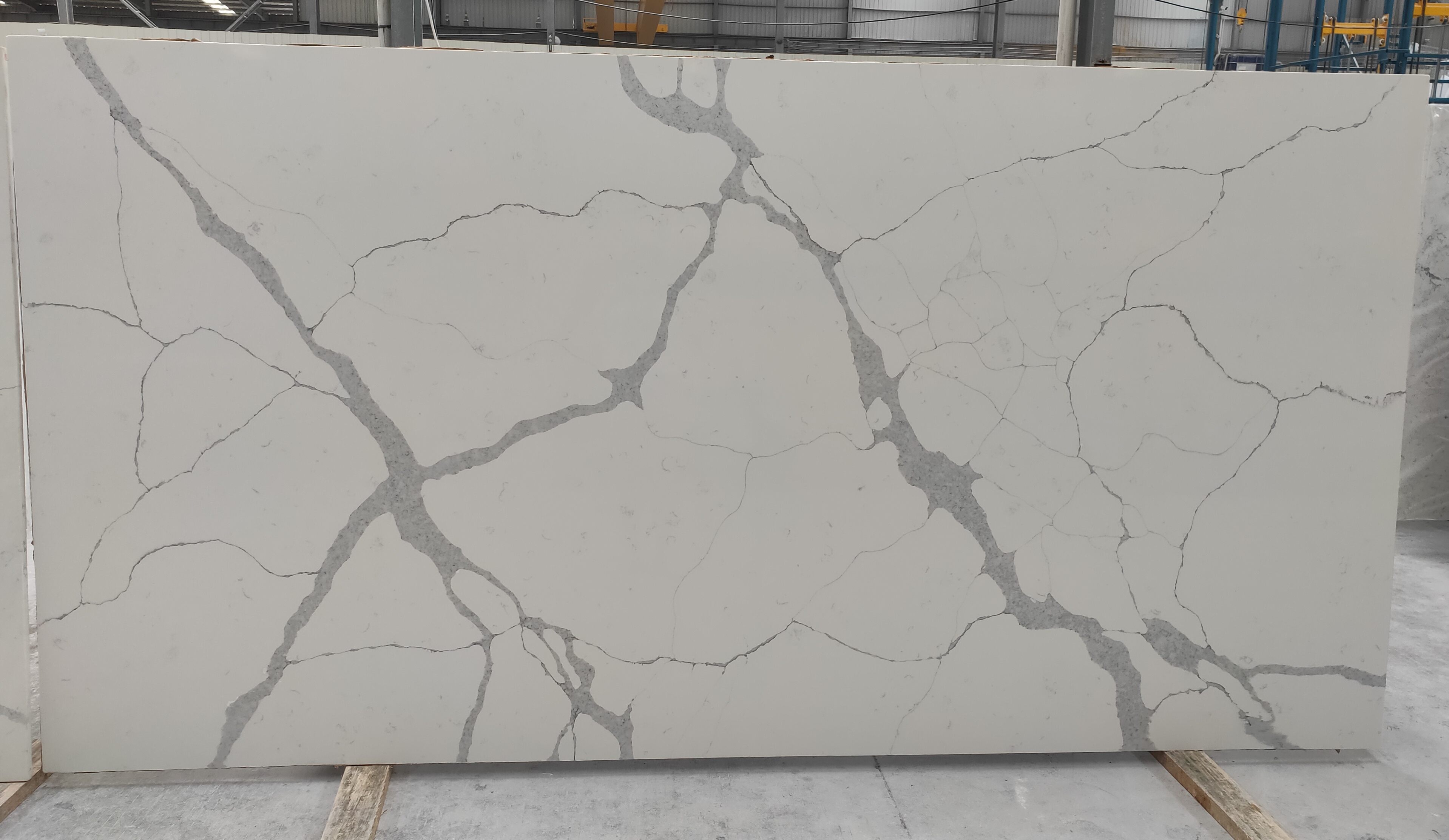 6517 Lastre di quarzo artificiale bianco Calacatta con venature grigie 1
