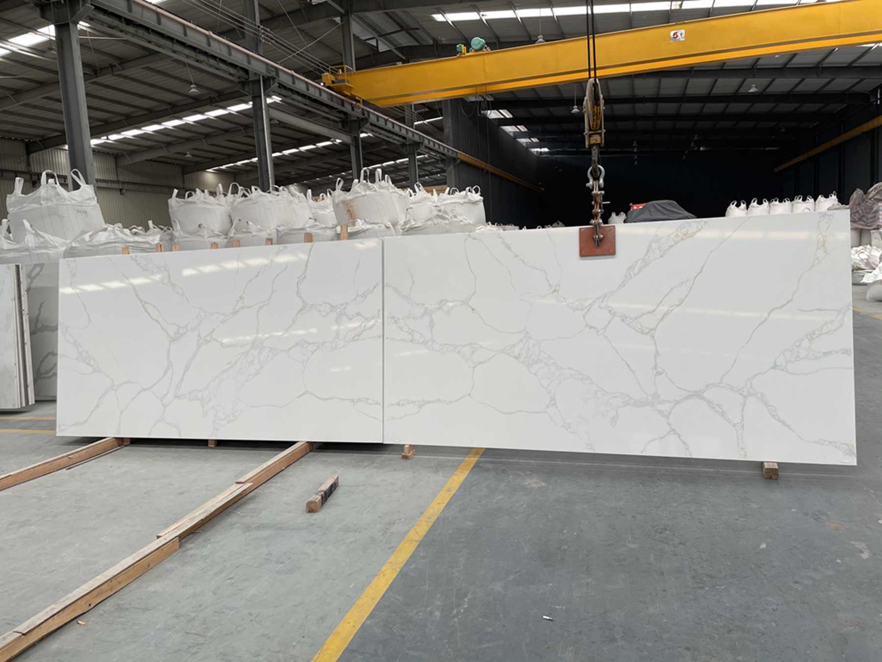 SS013 Dalle de pierre de quartz artificielle blanche Calacatta avec veines grises-1712451457345412 2