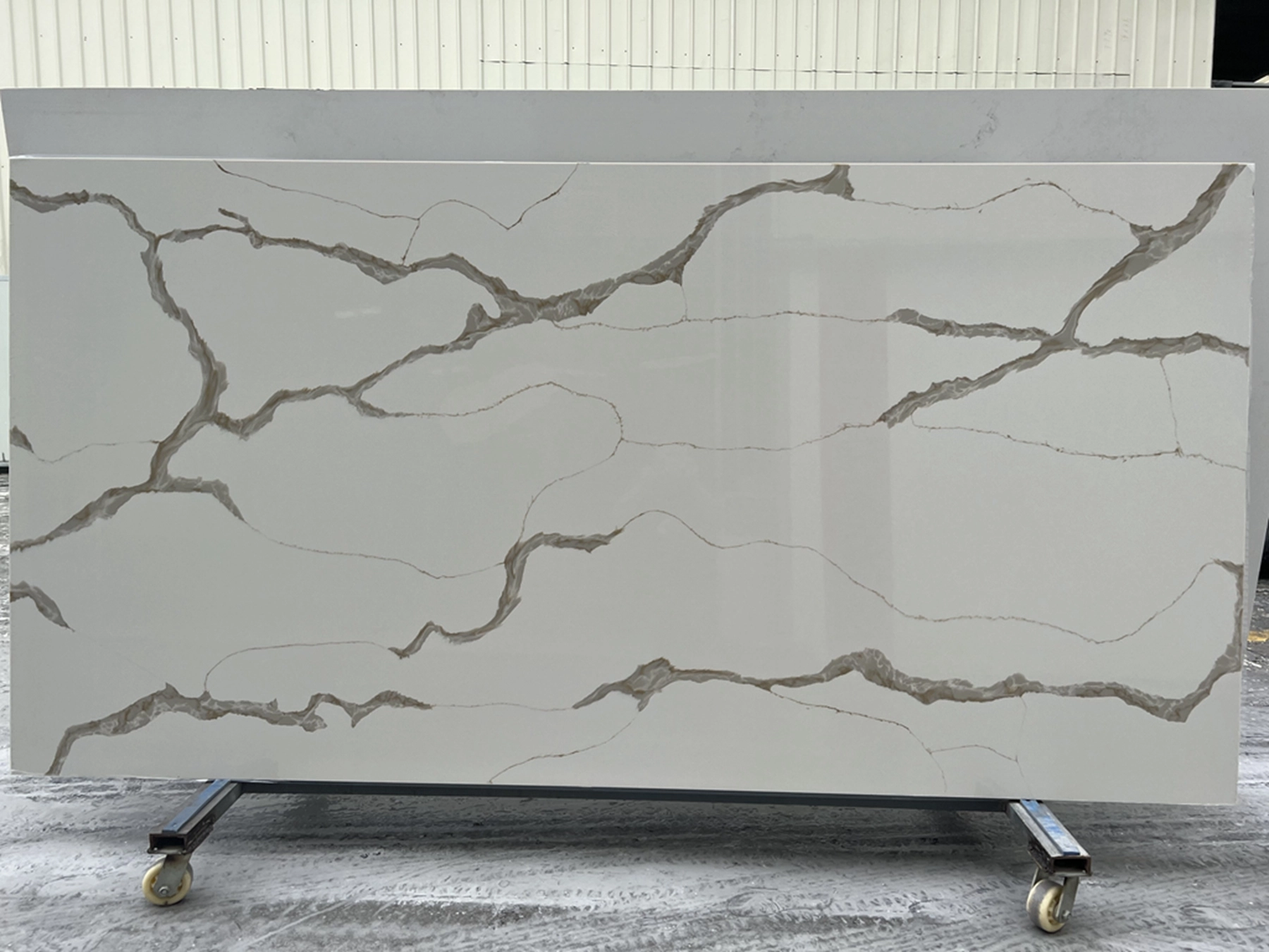 Bookmatch das lajes de pedra de quartzo de Calacatta Oro para o banheiro Backsplash 1