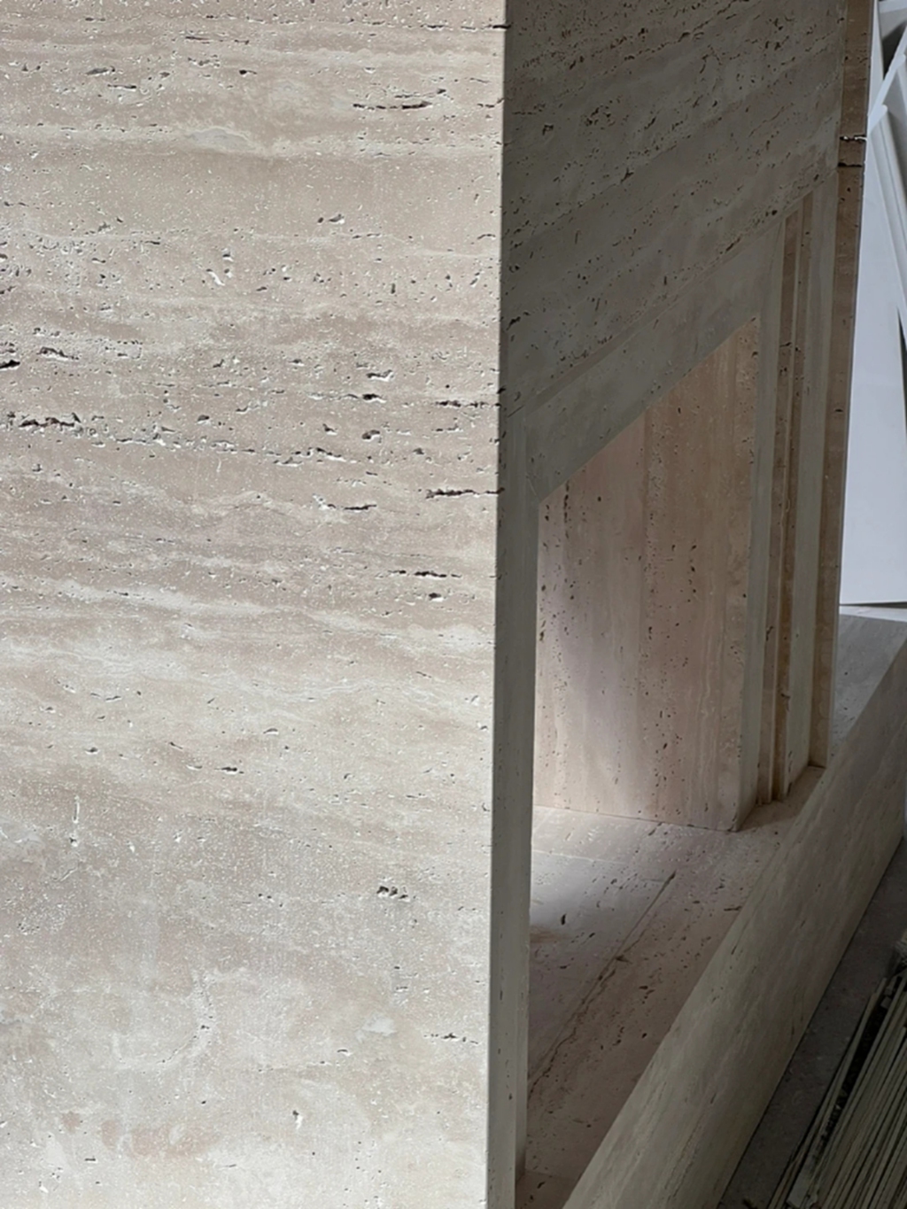 Repisa envolvente de escultura de chimenea de mármol Beige travertino tallada en piedra Natural tallada a mano 3