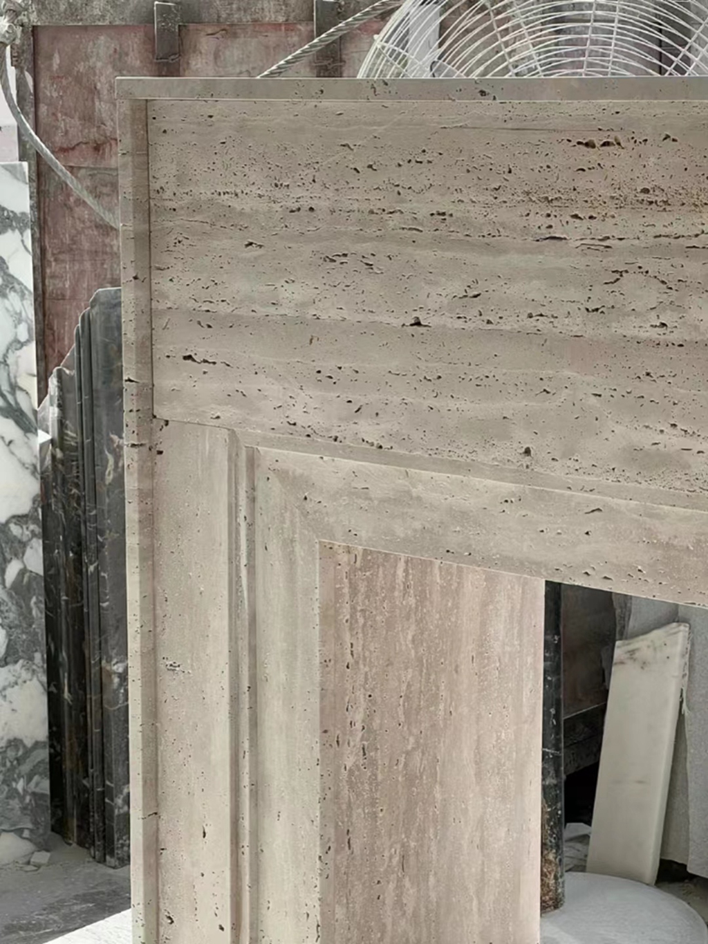 Repisa envolvente de escultura de chimenea de mármol Beige travertino tallada en piedra Natural tallada a mano 2