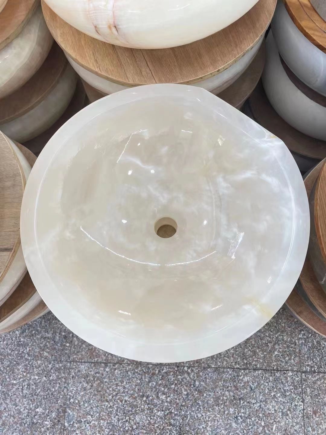 Processamento de lavatório redondo de ônix branco natural 3