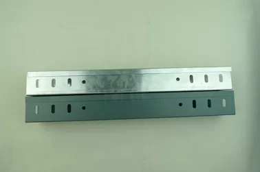 ถาดสายเคเบิลไฟฟ้าสแตนเลสแบบมีรูพรุน ถาดสายเคเบิล GI สังกะสีมาตรฐานพร้อม ISO 1