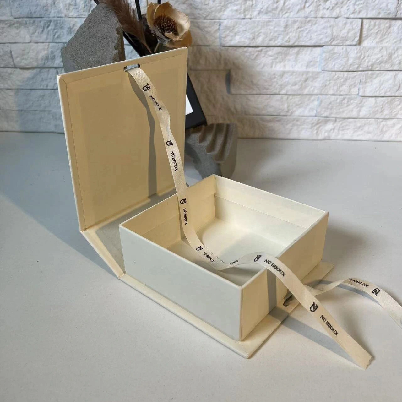 Caja de embalaje de cinturón con correa en forma de libro blanco roto de NU BIJOUX 1