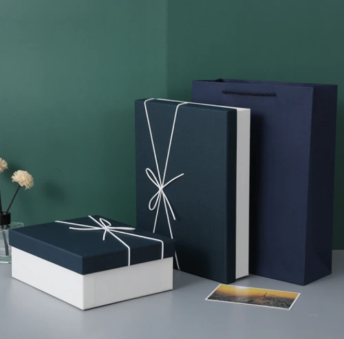 Caja de embalaje de camisa con diseño de papel artístico azul y blanco liso 1