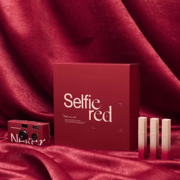 Un bacio appassionato: il fascino ardente della confezione del rossetto rosso Selfie 1