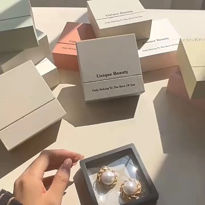 Une boîte d'emballage de bijoux pliante minimaliste et colorée de style carte 1
