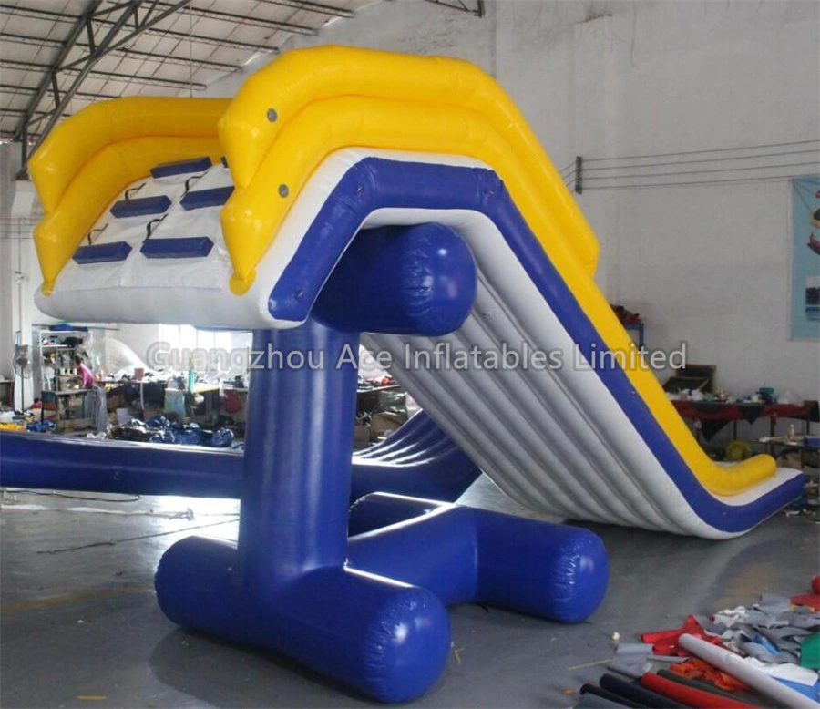 Tobogán inflable gigante personalizado para yates: ¡perfecto para fiestas en barcos! 1