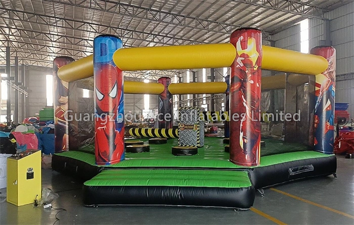 Juego inflable Wipeout Meltdown con tema de héroe para 8 personas 1