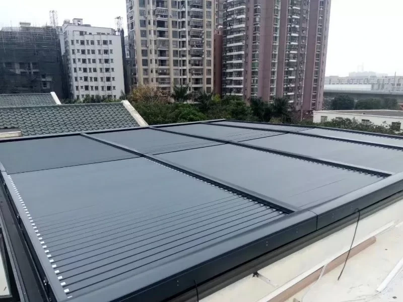 SKS90 அலுமினியம் உள்ளிழுக்கும் லூவர்டு கூரை அமைப்புகள் கட்டிடக்கலை சூரியக் கட்டுப்பாடு 1