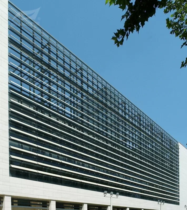 Publiczne architektoniczne żaluzje przeciwsłoneczne Architektoniczny system kontroli słońca 600 Aeroscreen 1