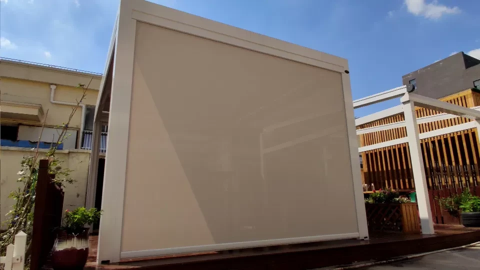 Protezione per schermo con cerniera per tende a rullo impermeabili da giardino motorizzate per piscina 1