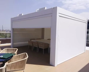 Fiberglass PVC Roller Blinds Outdoor បញ្ជាពីចម្ងាយ ខ្សែរ៉ូតពណ៌ខ្មៅ ពណ៌ស