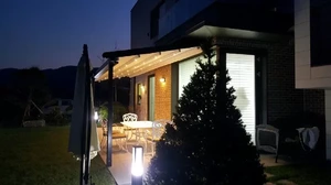 アルミニウム折りたたみ格納式屋根パーゴラ取り付け可能なガゼボ側壁取り付け日よけ