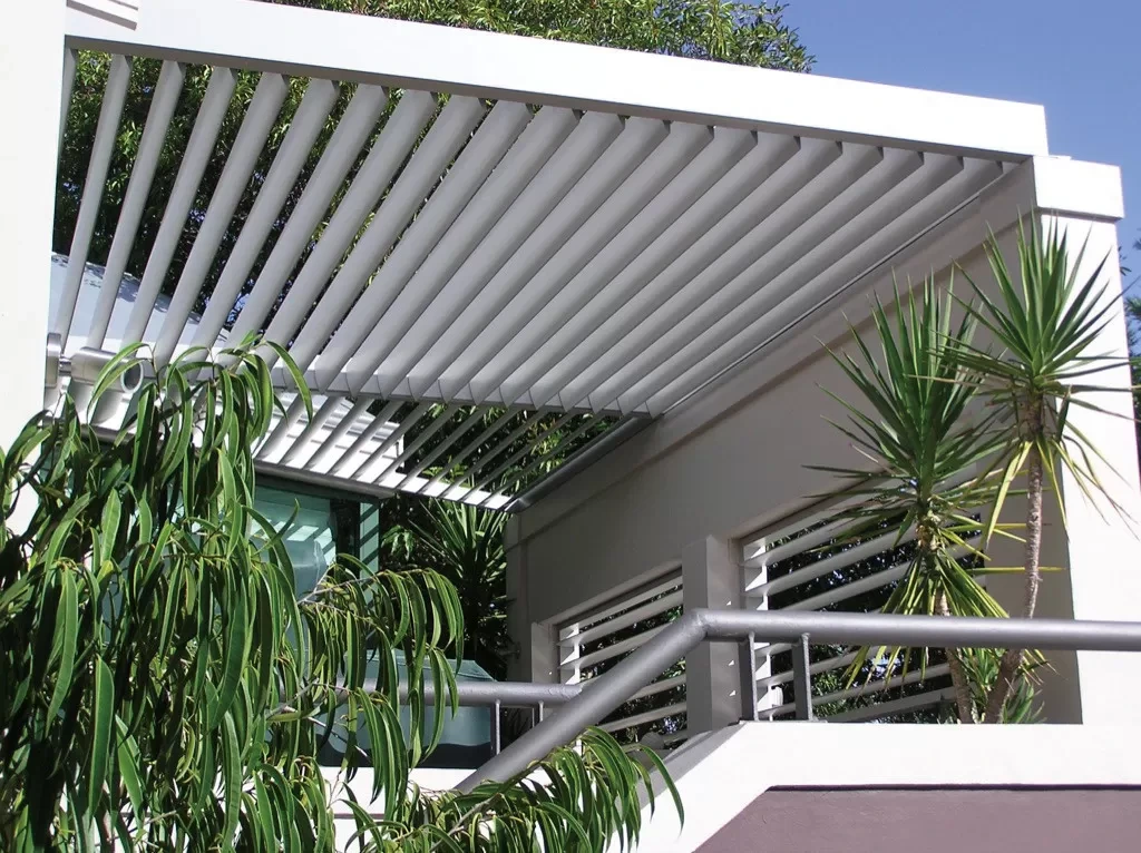 ពណ៌តាមបំណង Louvered Pergola ផ្ទៃរាបស្មើរខាងក្រៅគ្របដណ្តប់អុកស៊ីតកម្ម Anodic 1