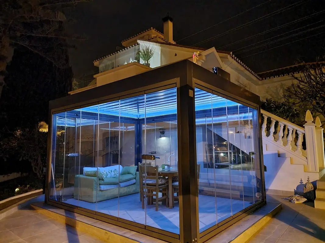 Innoverende pergola met gemotoriseerde louvers Pergola met gemotoriseerde louvers Company 2