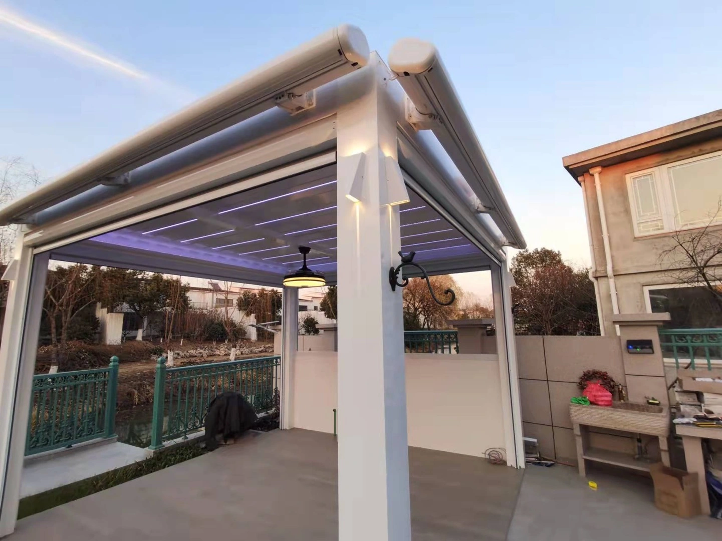 Sakit Bağça Retreatının Açıq Bağçası Pergola Dizaynı