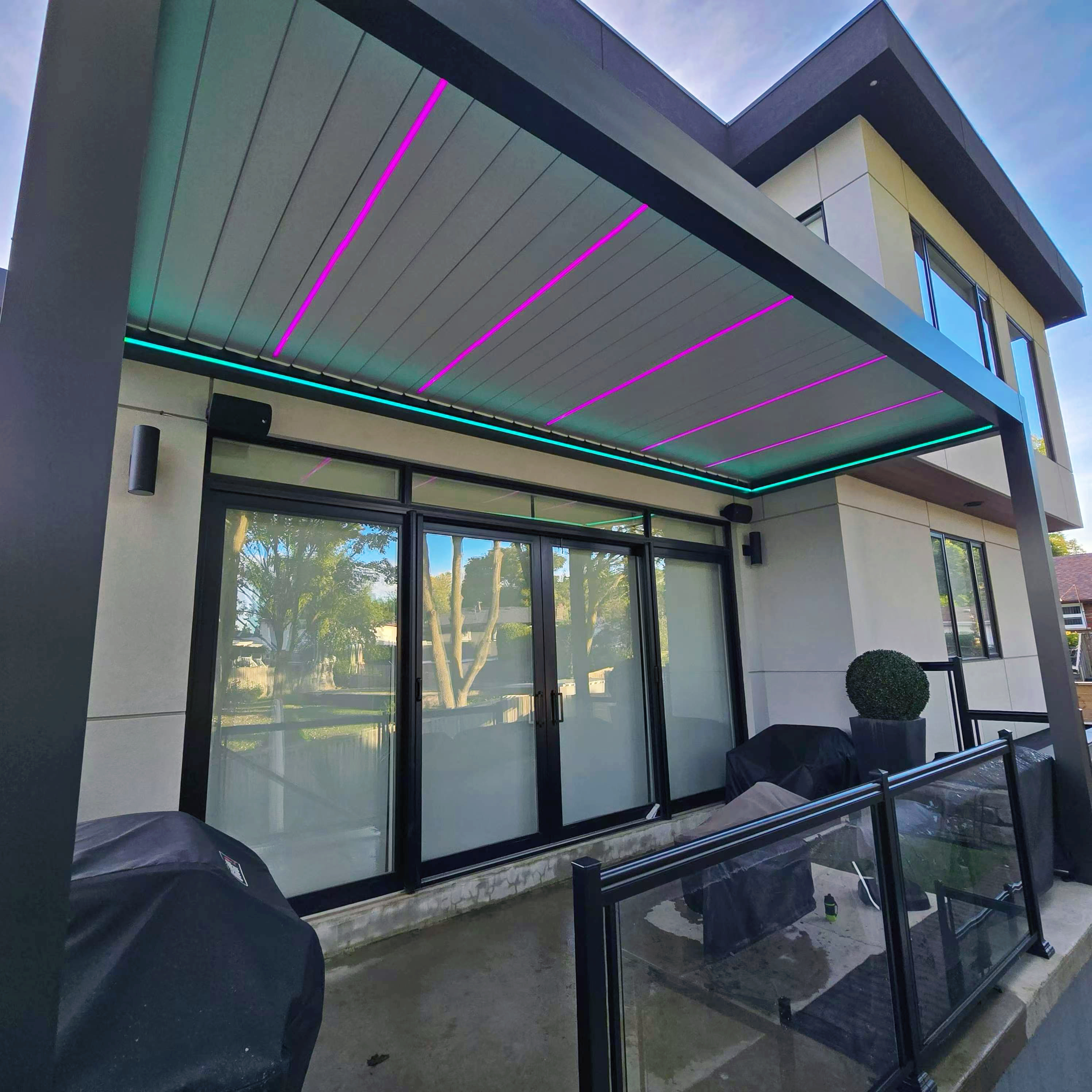 Il-feedback tad-disinn tal-pavilion tal-pergola tat-terrazzin bil-magni bil-mutur bil-blinds tal-iskrin zip elettriċi li ma jgħaddix ilma minnu