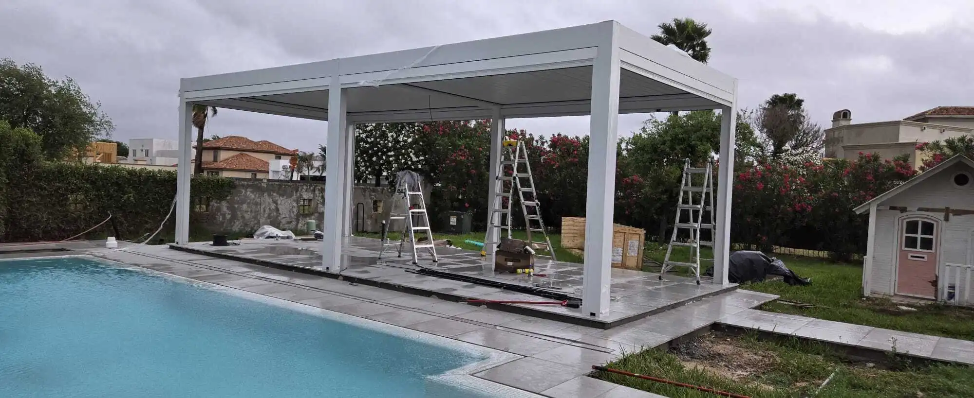 ສະລອຍນ້ໍາ Pergola Feedback: ເປັນພື້ນທີ່ທີ່ມີຮົ່ມເພື່ອຜ່ອນຄາຍແລະບັນເທີງໂດຍສະລອຍນໍ້າ