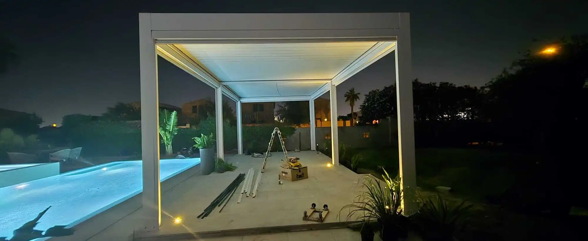 Ҳавзаи шиноварӣ Pergola Persagabace: минтақаи сояафкан барои истироҳат ва вақтхушӣ аз ҷониби ҳавз 1