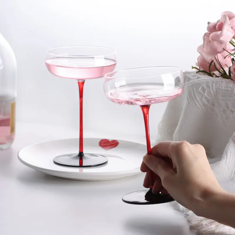 Understanding the Differences: Classic vs Modern Cocktail Glasses 1