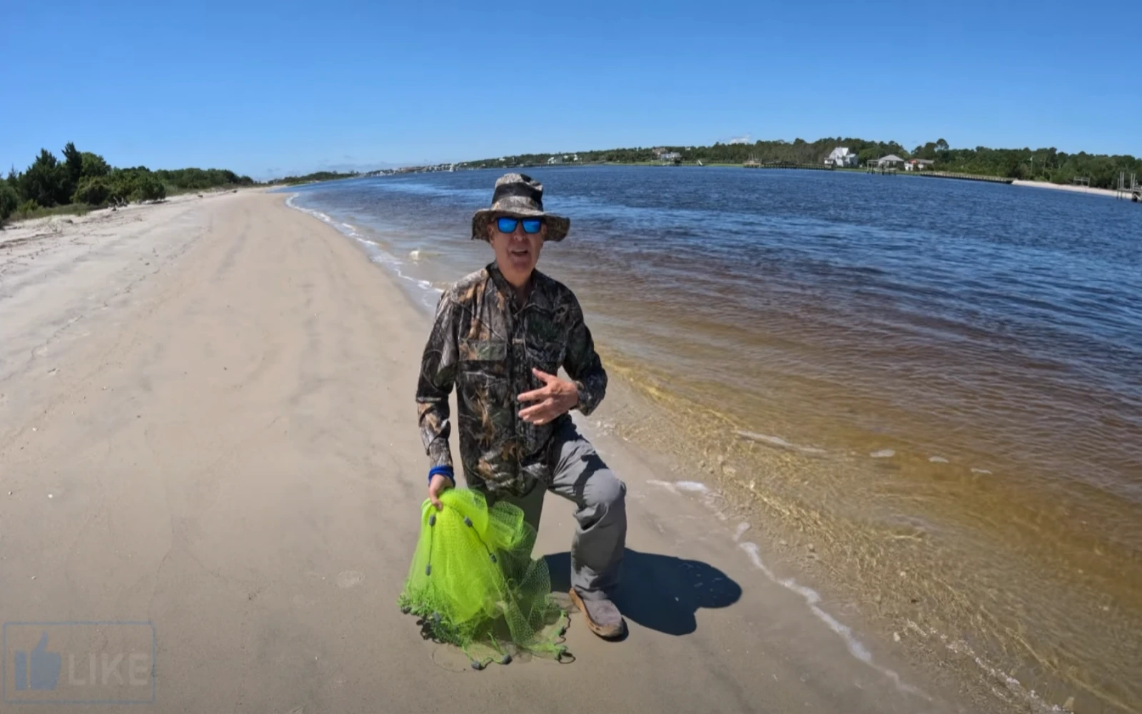Using camouflage fishing shirts to catch more mullet during the migration period in Florida, USA 3