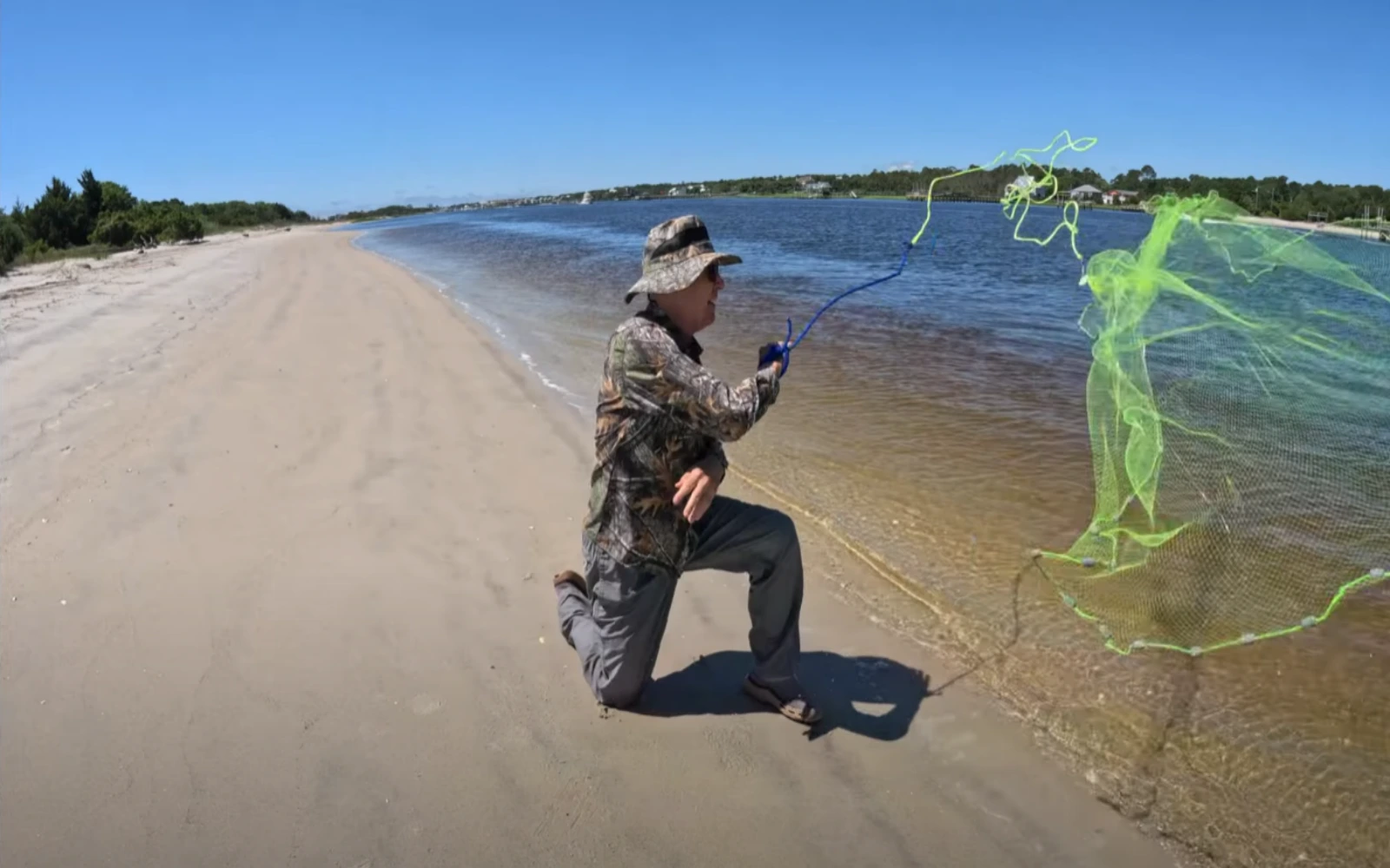 Using camouflage fishing shirts to catch more mullet during the migration period in Florida, USA 4