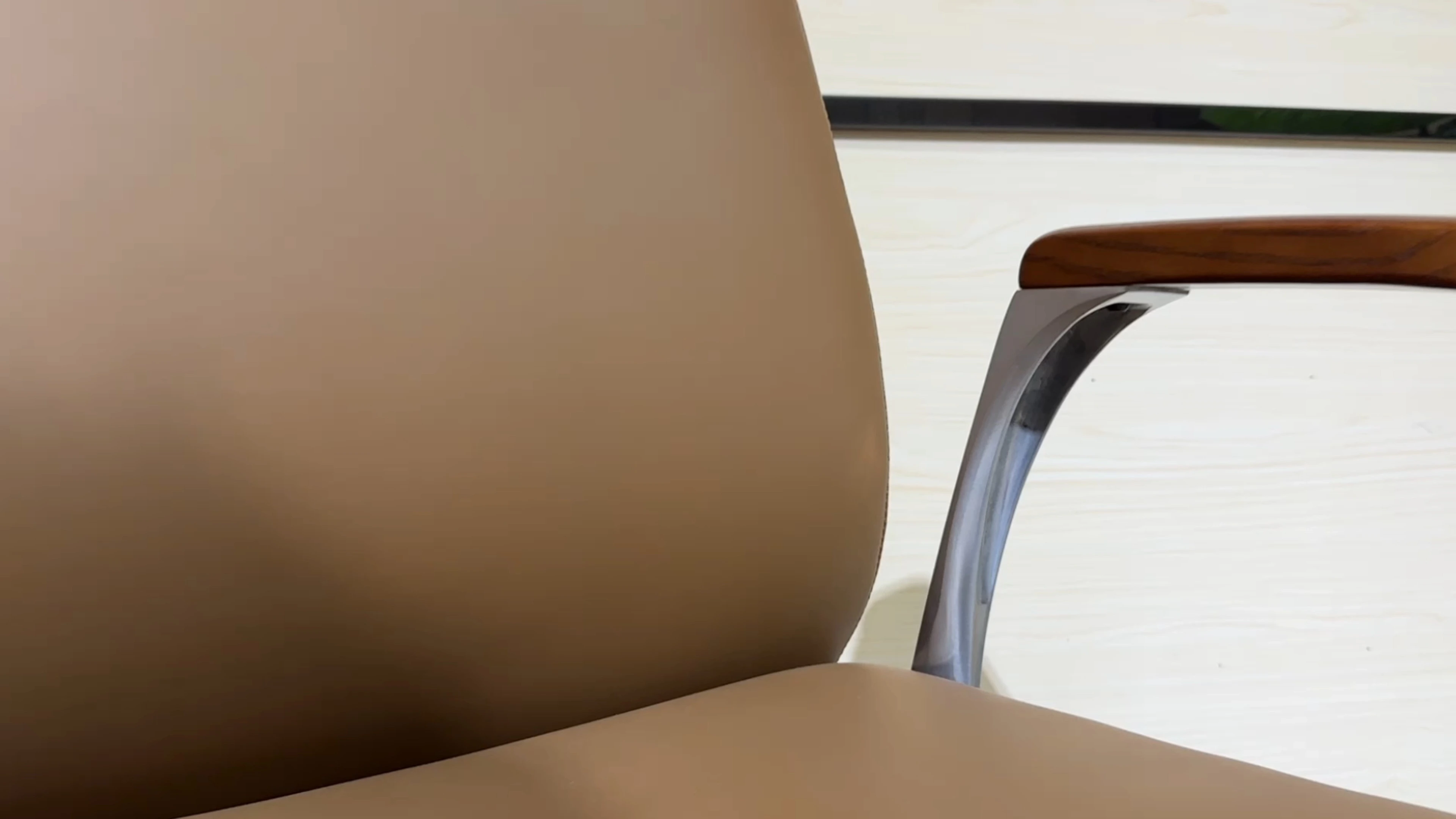 The gray leather modern office chair, combined with silver-white stainless steel, is more in line with Uweg’s products and has a more modern feel - A1801 1