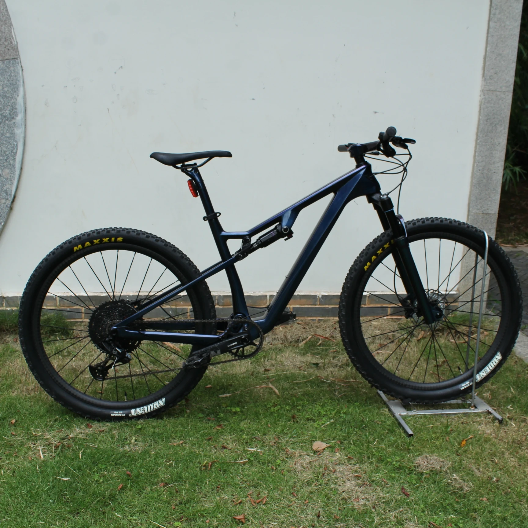 Трендовые продукты 2023 Новое поступление, индивидуальная рама MTB из углеродного волокна, 29-дюймовый горный велосипед, 12-скоростной горный велосипед с полной подвеской 1