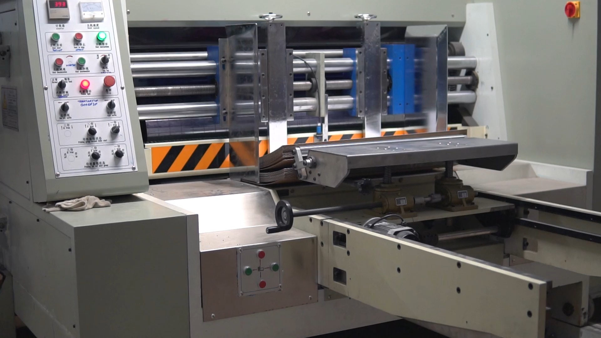 Una potente máquina de impresión facilita la personalización de las cajas de embalaje