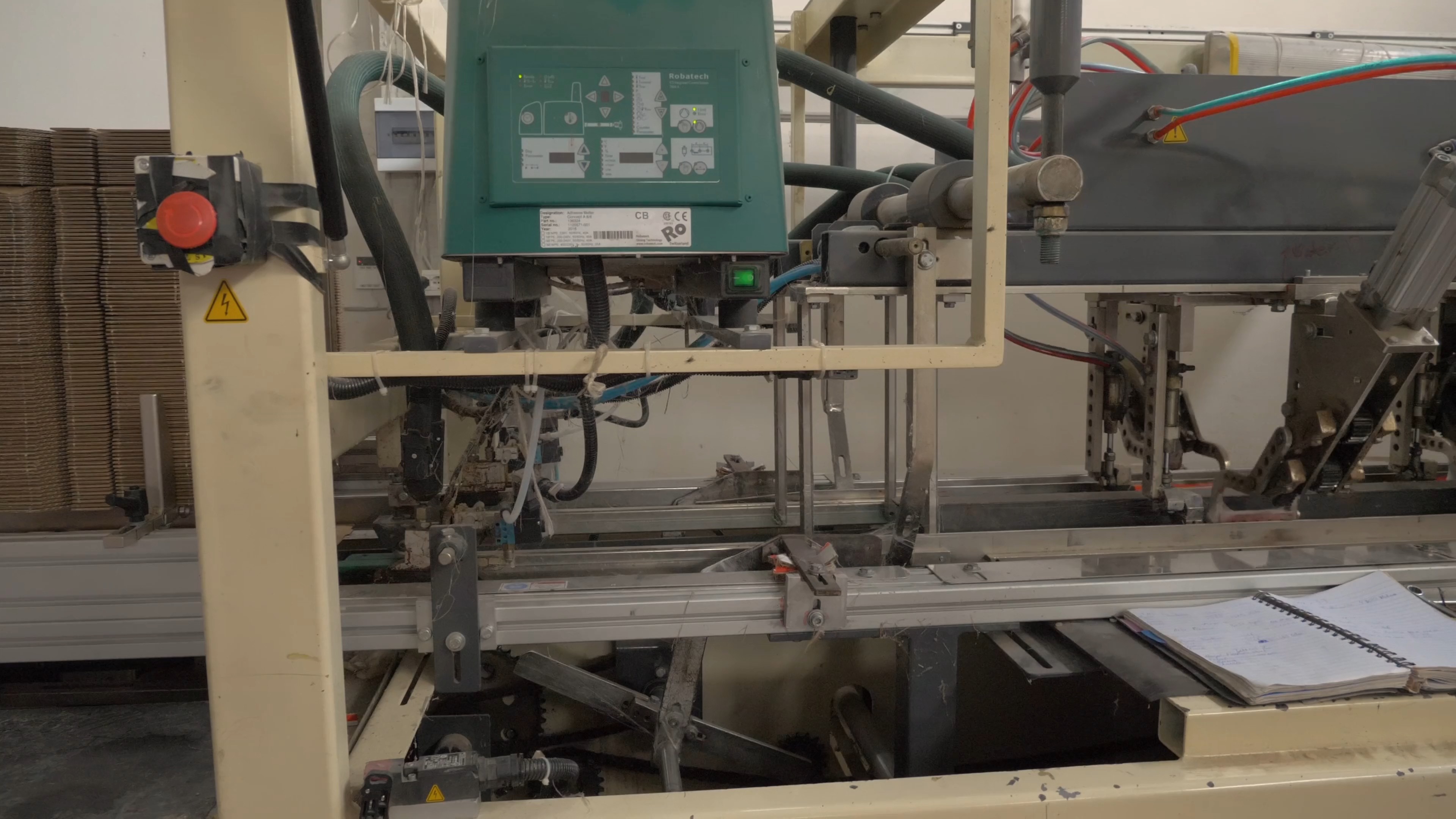 Precisión en acción: maquinaria profesional en producción de Haosaisi Board