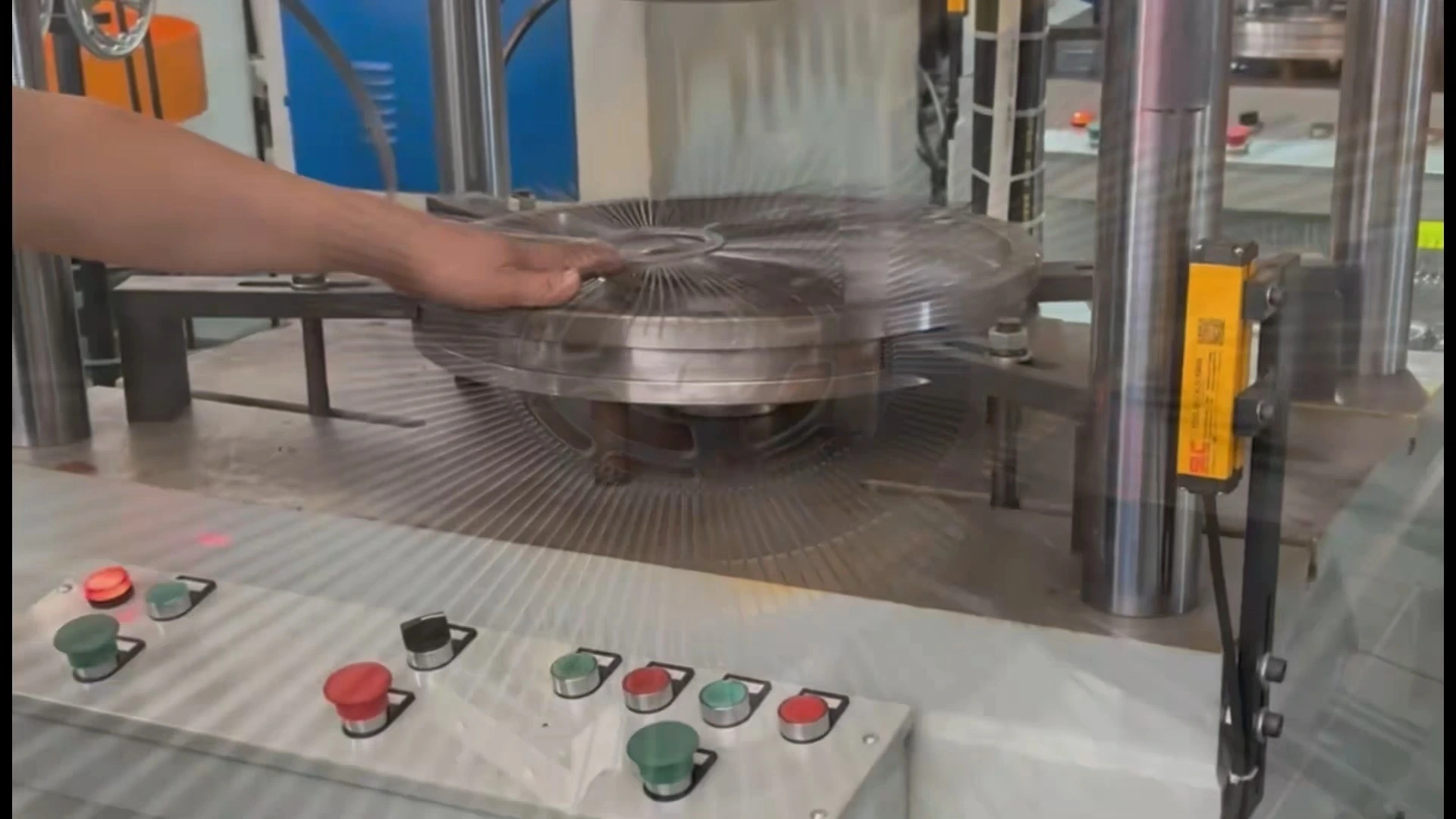 Four-Column Hydraulic Press for Fan Guard Mesh Cover Fabrication - Heavy Duty Oil Hydraulic Machine with Precision Forming 1