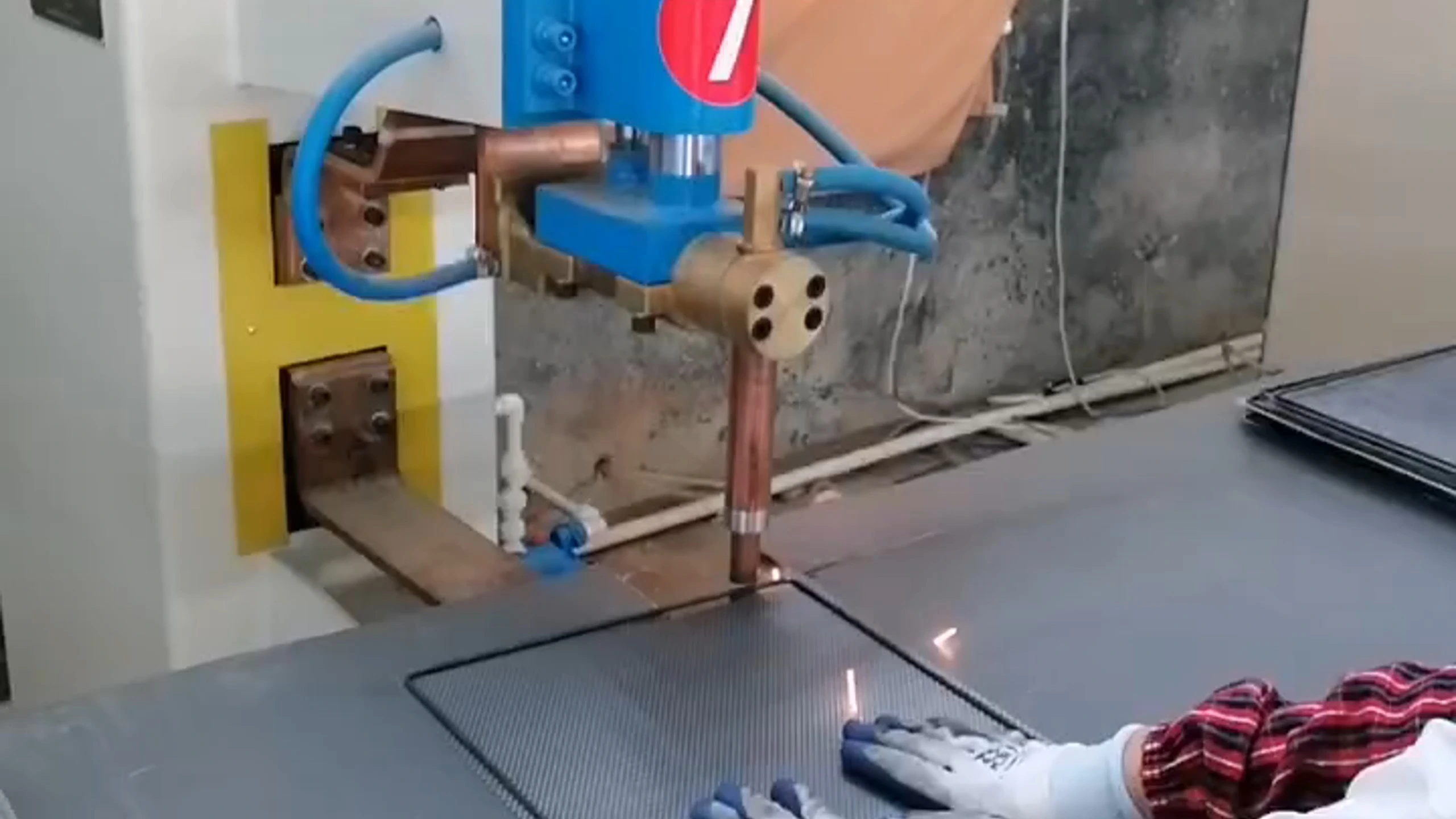 Automatic Robotic Spot Welding Machine with Semi-Automatic Resistance Welding for Shopping Cart Wire Mesh & Bird Cage Mesh Production 1